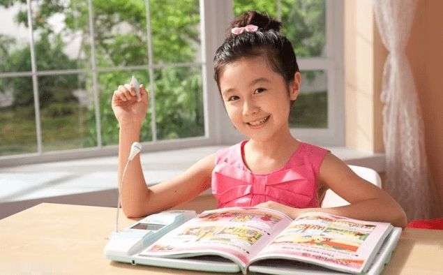 还记得“点读机女孩”吗？成为康辉师妹的她参加冬残奥会开幕式了