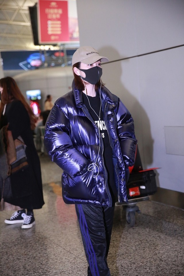 景甜穿衣一点不贵,白羽绒服配万元手袋,看不出明星的架子