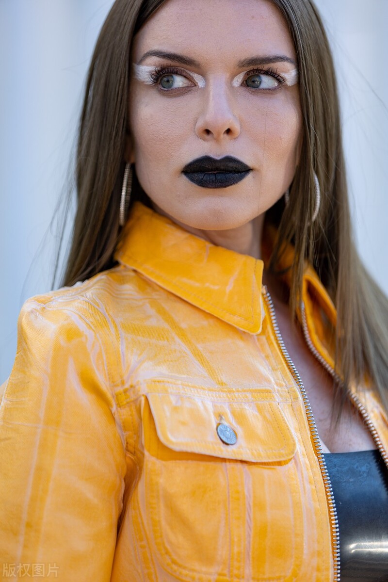 从寂寂无名之辈变身时尚巨星，恭喜娅娅