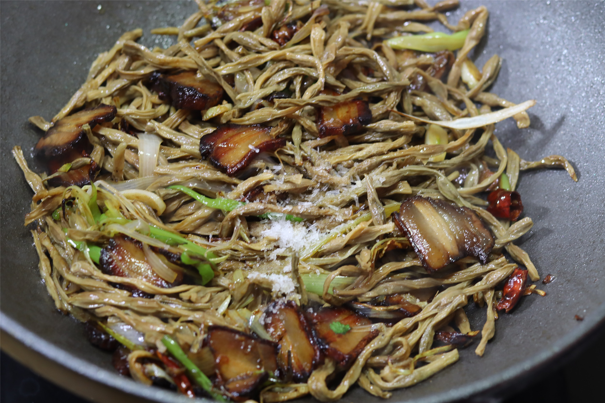 吃干豆角，要记住“先油后水”，熟得快还软乎，味道香入味好吃