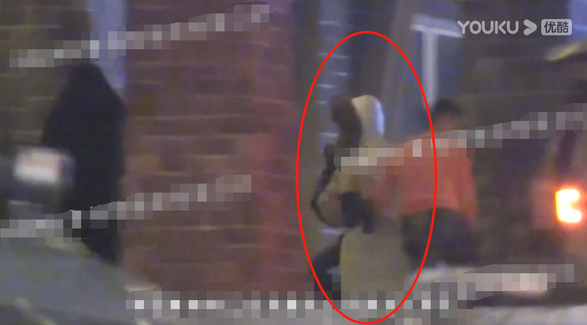 baby和儿子机场亲密互动！小海绵大胆骑箱子滑行，双脚翘起好兴奋