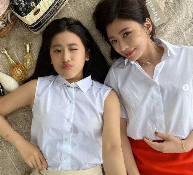 贾静雯晒与大女儿合照，16岁梧桐妹长成美少女，母女同框似姐妹花