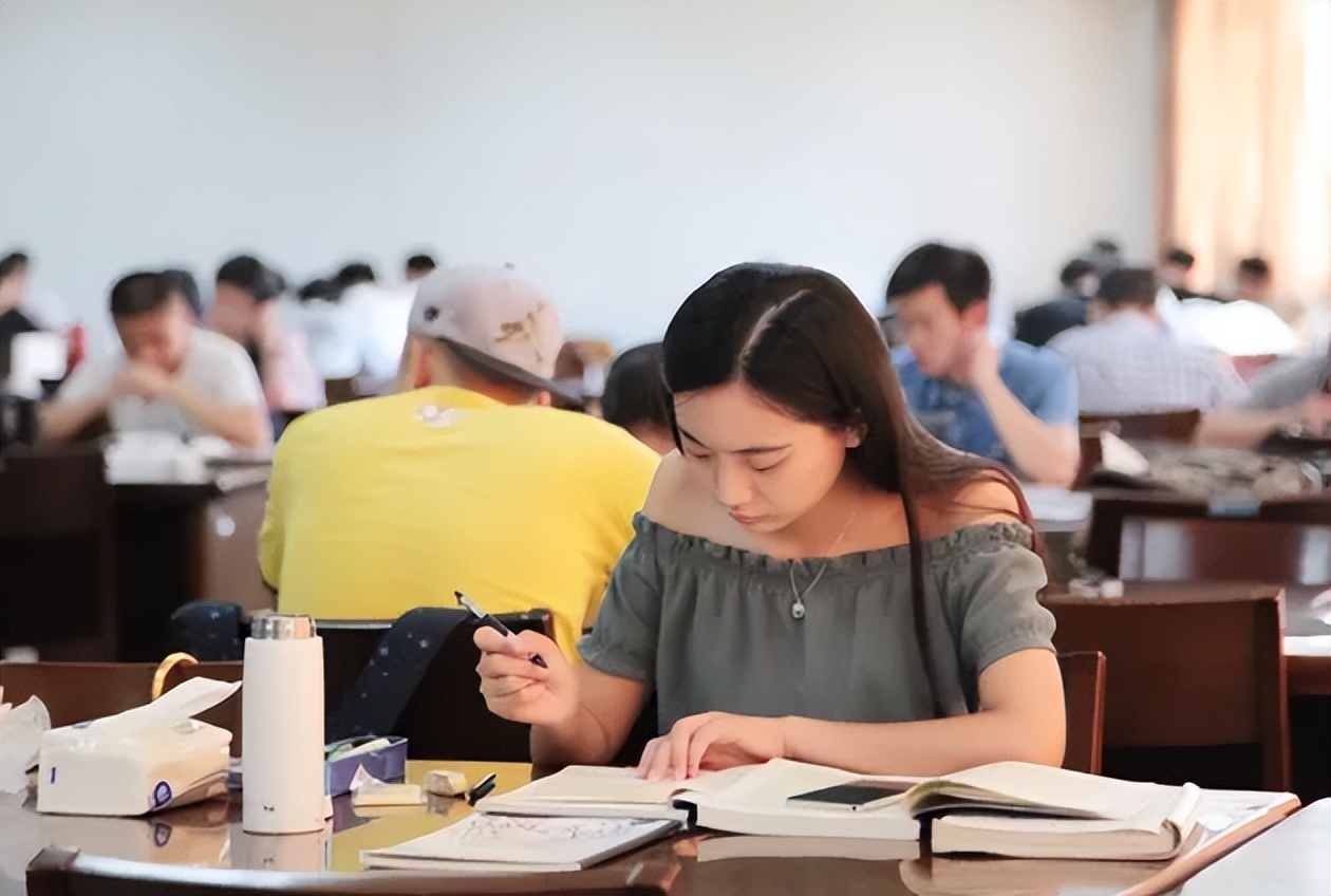 全国大学生生活费等级排行，一级都不敢出门，这档以上就足够了