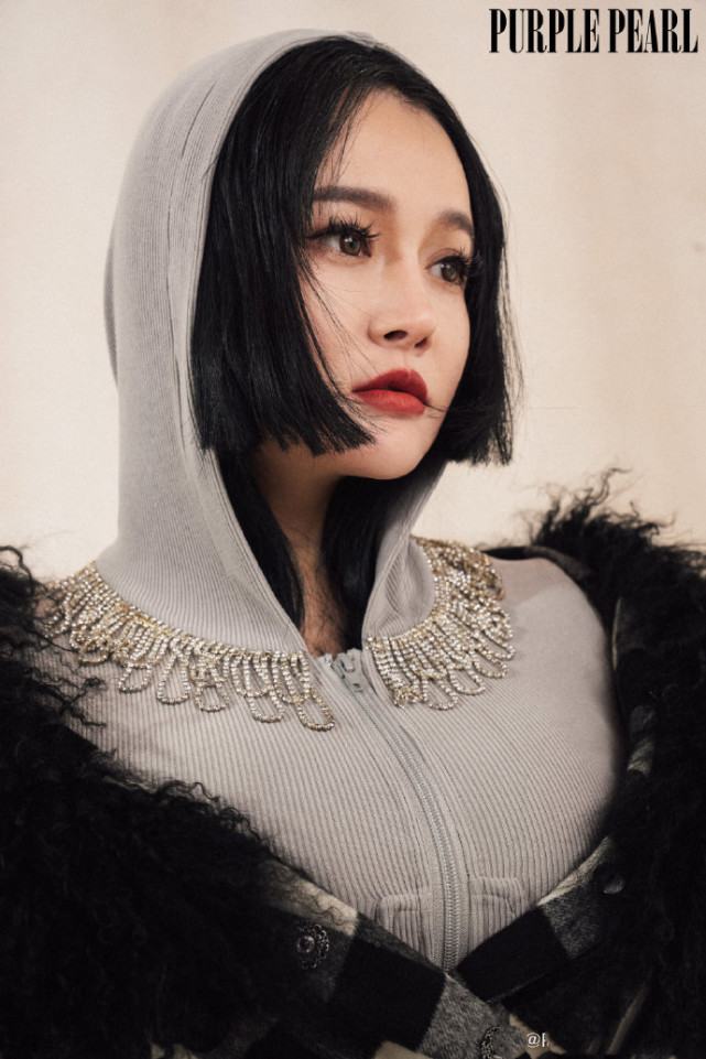 邹市明冉莹颖拍全家福写真，三个儿子暴风长大，轩轩体格赶超爸爸