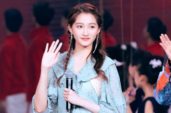 刘昊然考取事业编，关晓彤端起“铁饭碗”，宇宙的尽头是体制内？