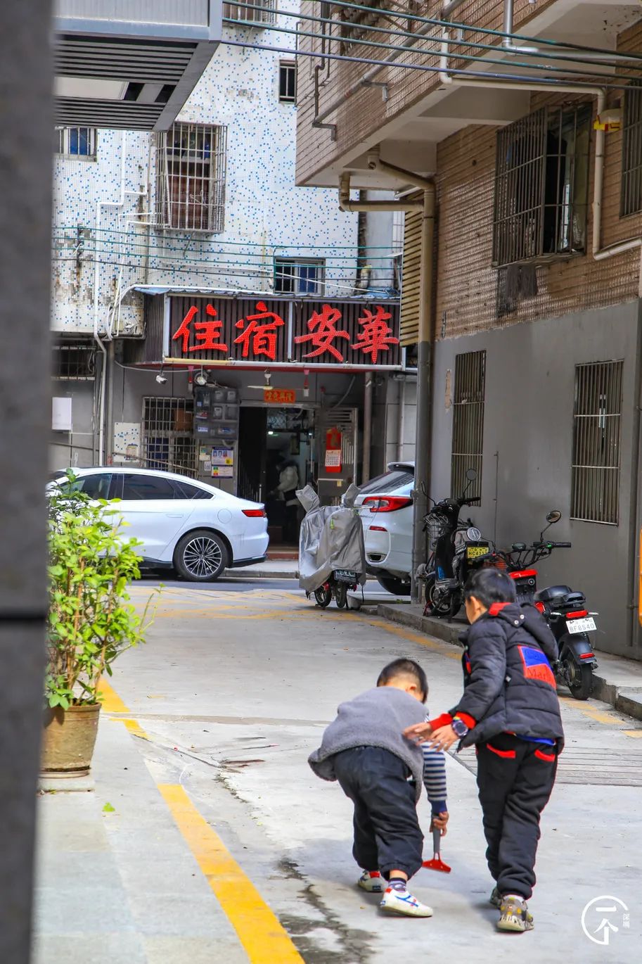我在深圳富士康打工，月入5k，住30元旅館