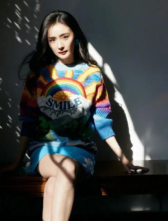 金晨少有的粉色西服套裙干练有型，杨幂彩虹针织毛衣温婉典雅