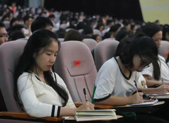 北大食堂偷拍照流出，师生的“反常”行为，让普通学子为之羞愧