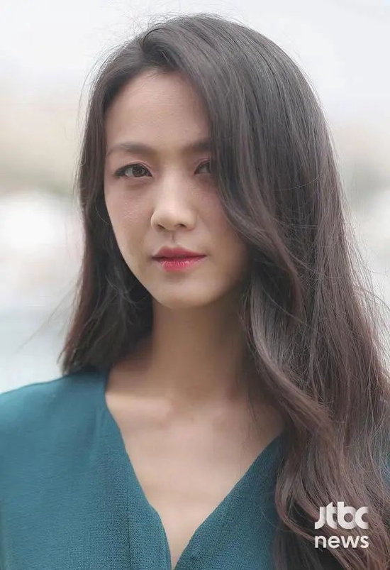 汤唯骨子里自带气质，侧脸风情万种，网友“绝对是个美人胚子”