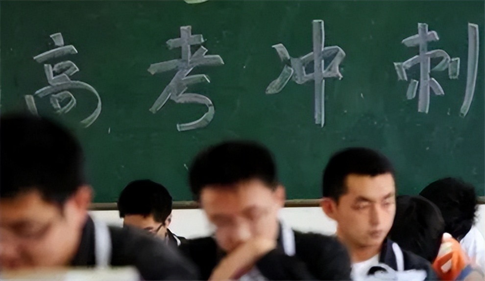 2003年，一少年偷走高考试卷，记熟答案去考试，改写一届考生命运