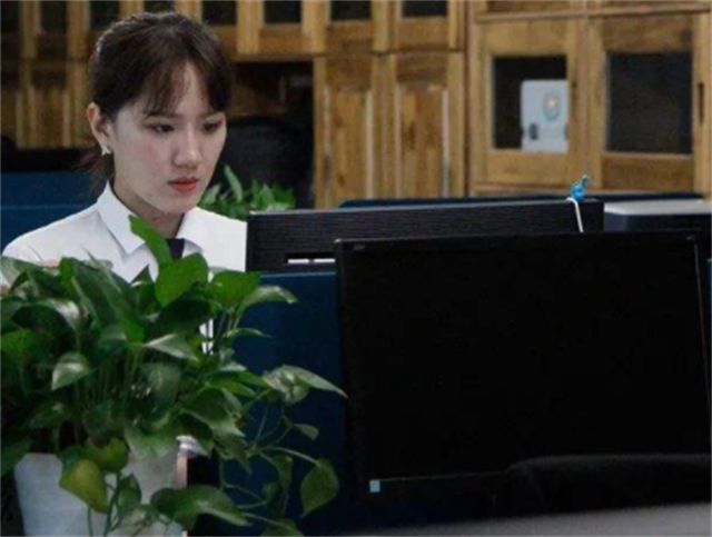 美女保镖吸引29万粉丝，年薪36万，富商老板一次小费超一个月工资