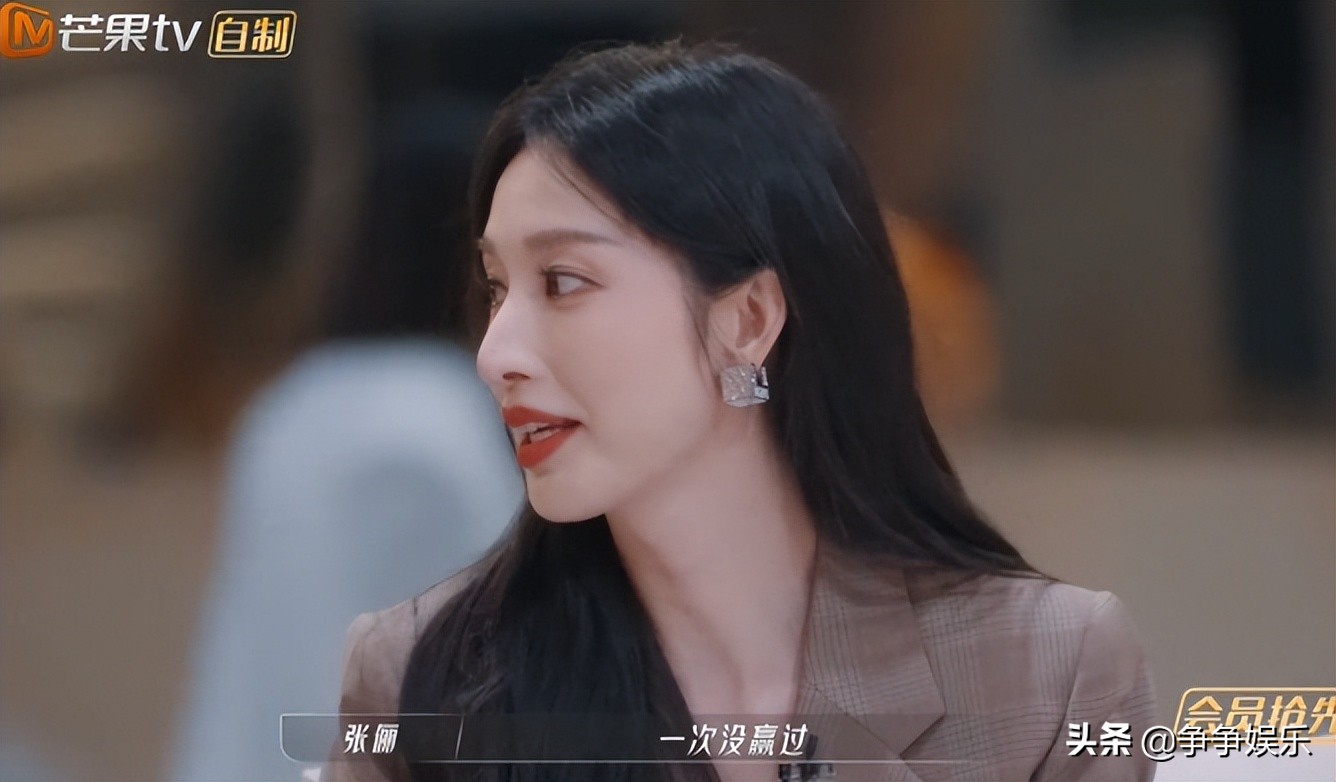 《乘风破浪》郑秀妍高音炸裂，王紫璇含泪微笑，舞台表现力满分