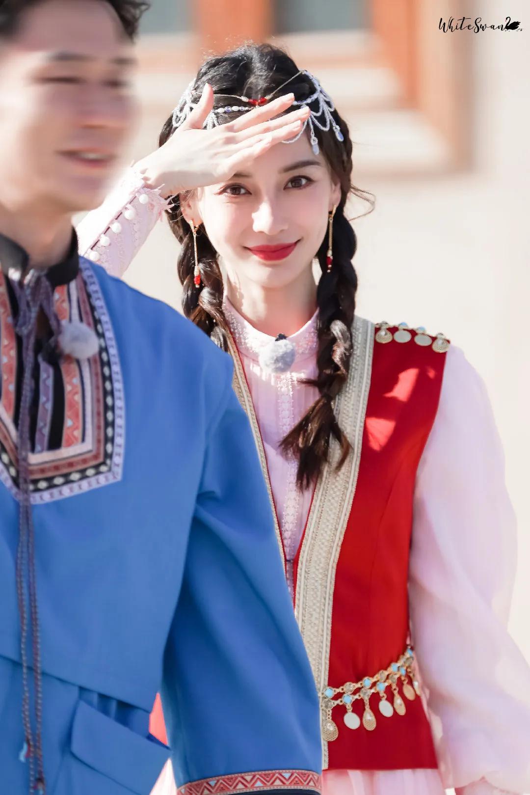 综艺《奔跑吧》直播截图中的baby小姐姐和新疆路透哦