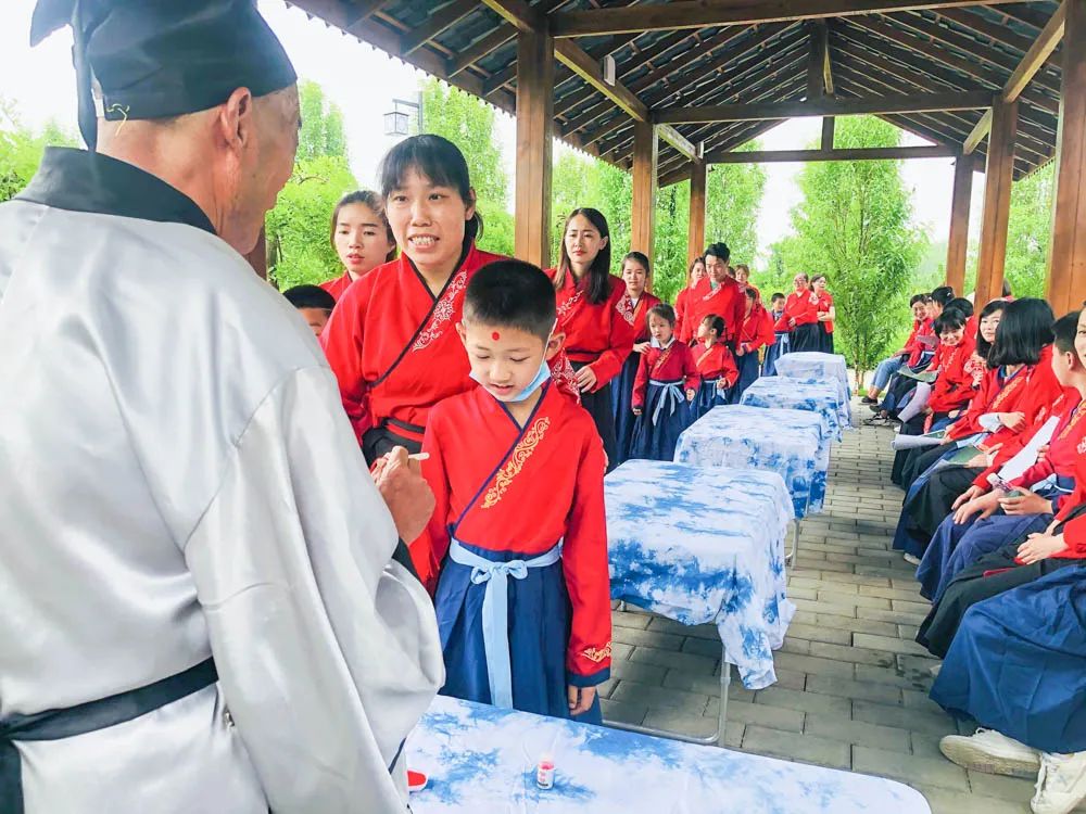 金桥小学参加“非遗传播周·青青艾草香悠悠故里情”主题活动