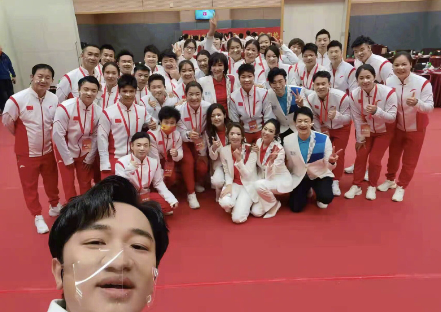 王祖蓝给马龙比心忙工作，李亚男开心晒娃，Gabby嘟嘴卖萌像爸爸