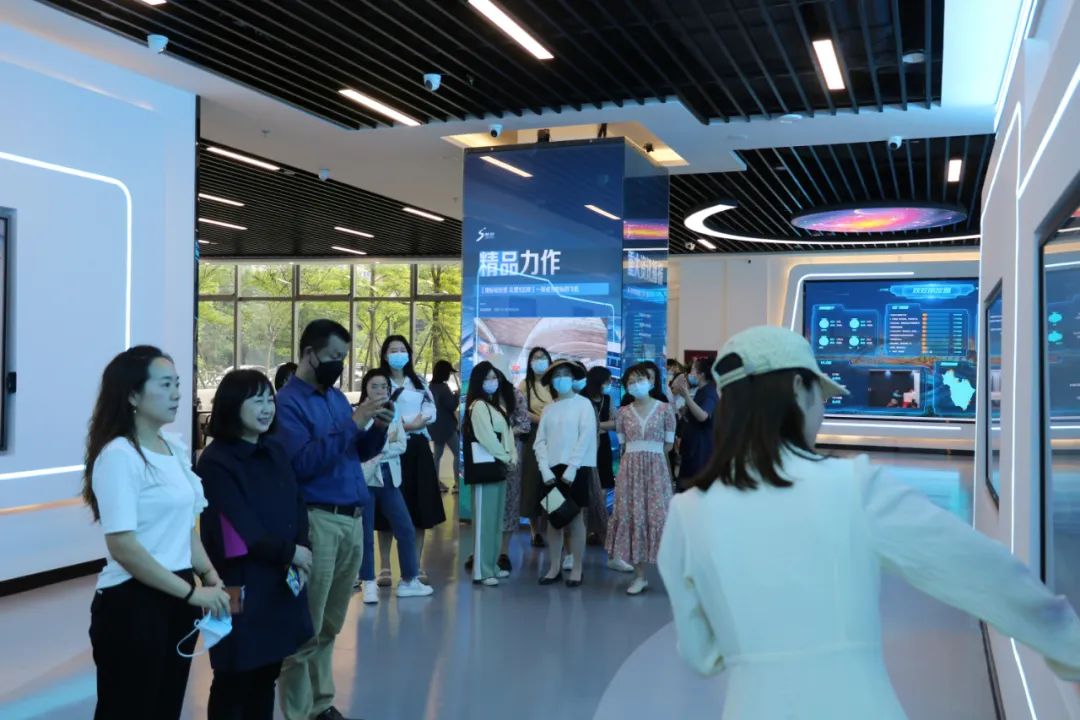 双流区实验小学外国语学校全体教师受邀到区融媒体中心参观学习