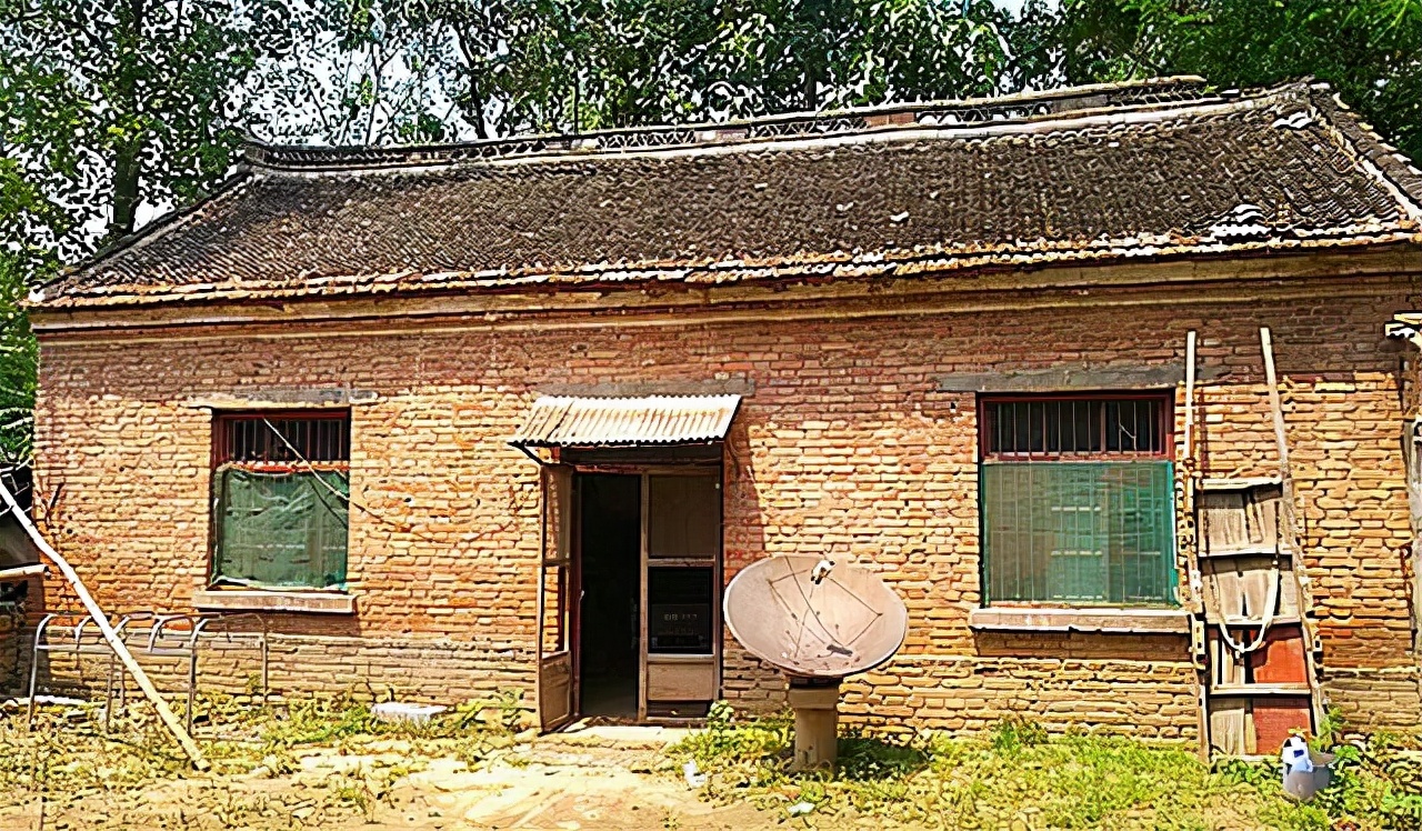 安徽光棍兄弟收养弃婴，给拖拉机装土赚奶粉钱，34年后女婴成教师