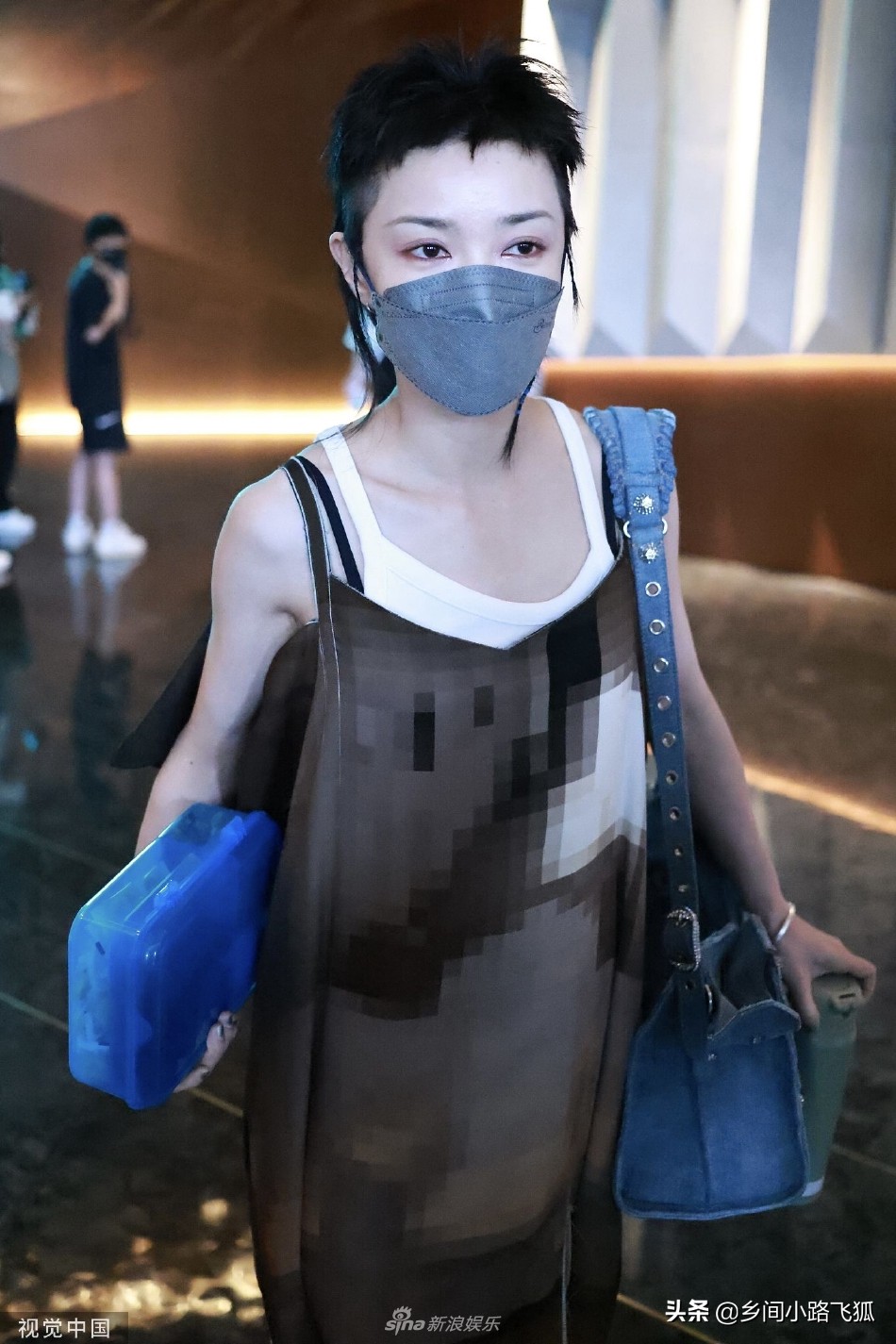 郭采洁前往录制《乘风破浪》短发搭吊带裙时尚前卫