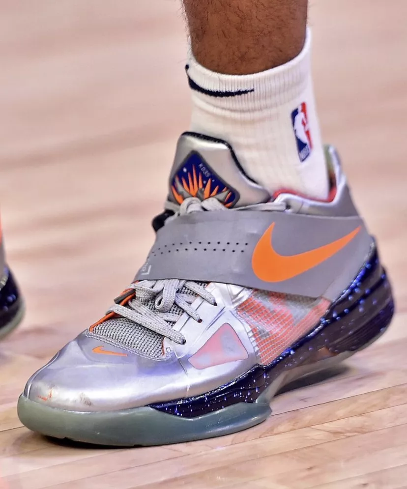 NBA球员上脚：詹姆斯的全明星战靴，维金斯签名鞋实物曝光