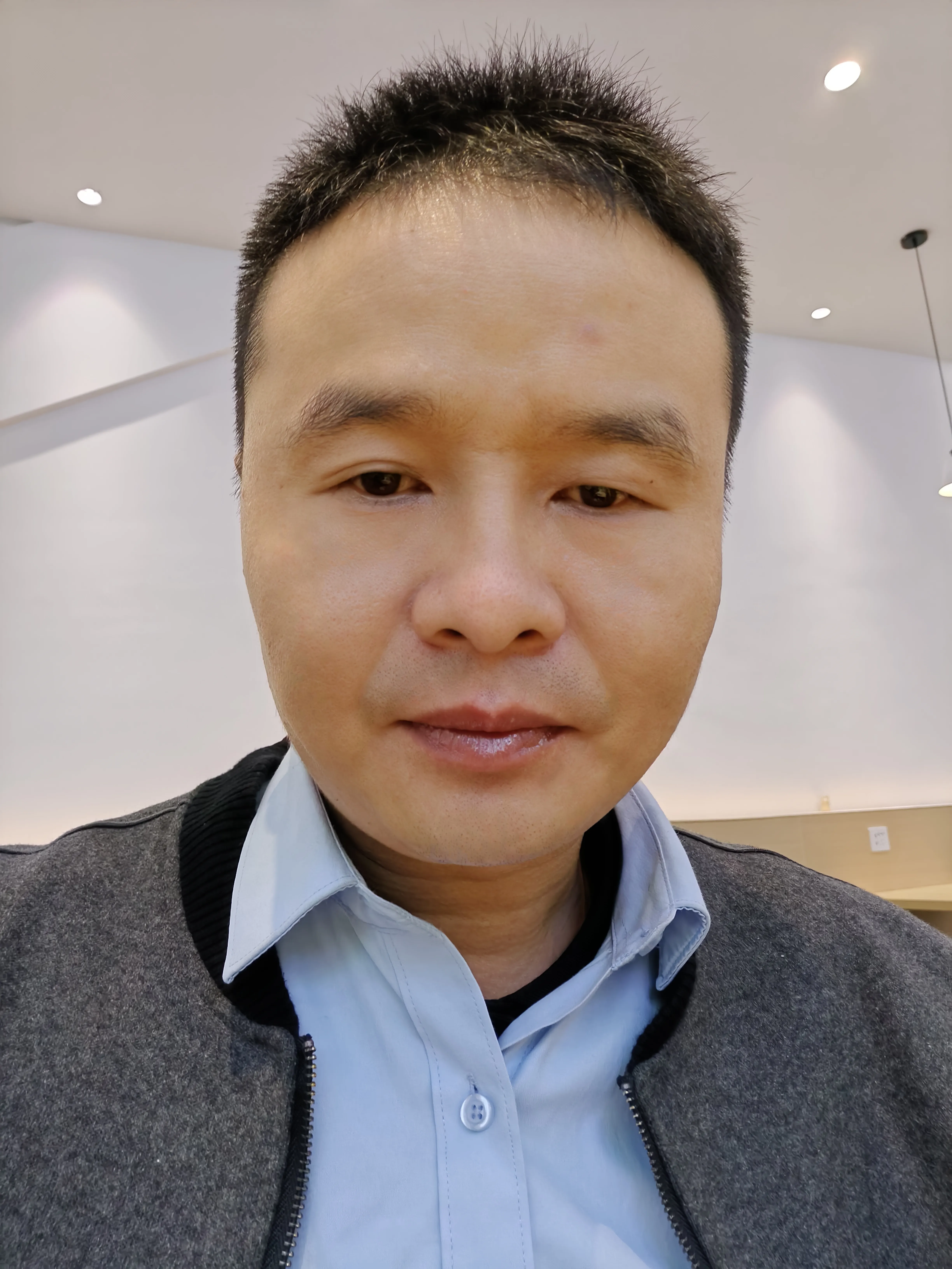 昨晚美女网友半夜给我打电话，发图片给我说有一枚前男友送的袁大头想卖掉