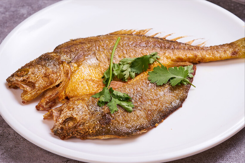 铁锅煎鱼，总是破皮还粘锅？大厨教你3个窍门，鱼肉完整不碎