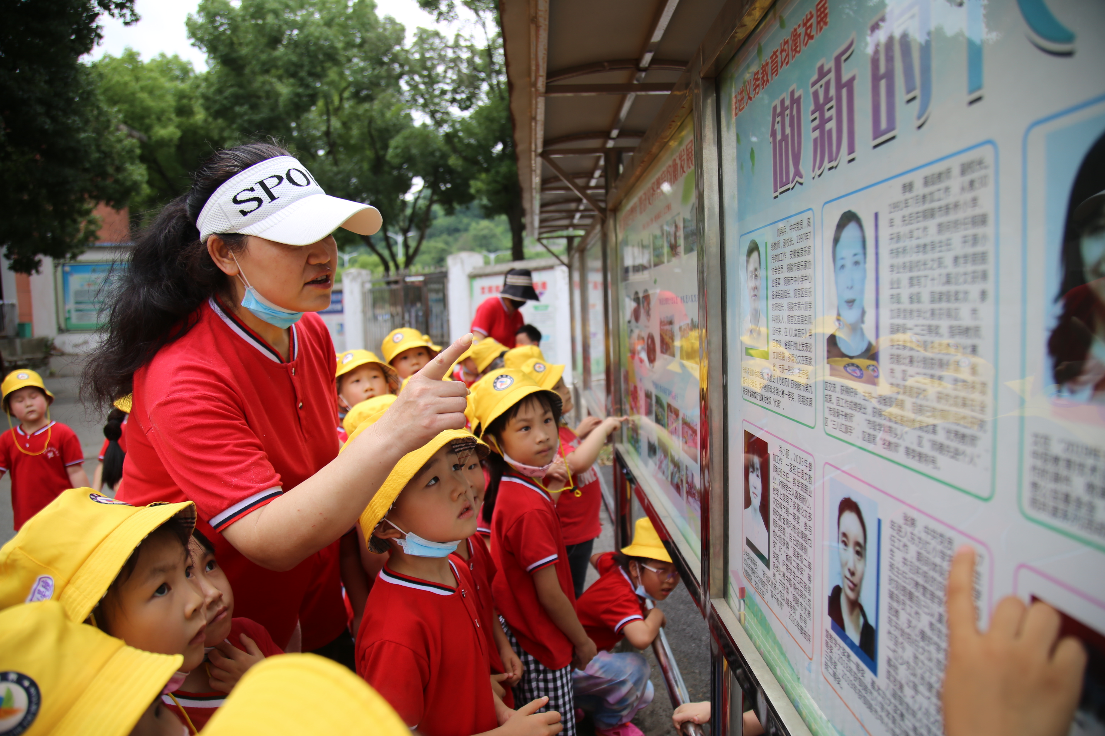 幼儿园孩子进东方红小学 体验小学生活