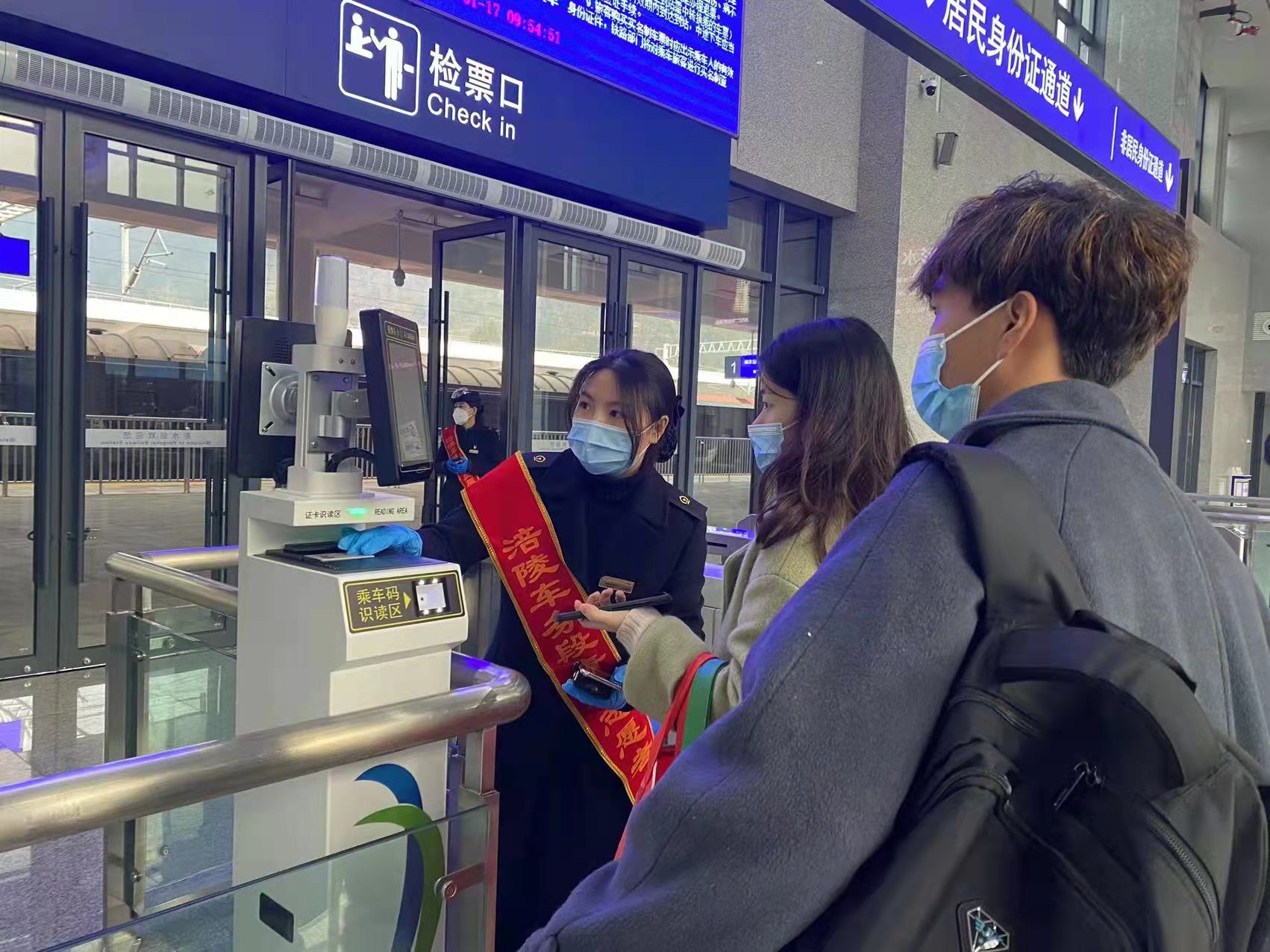 武陵山里的车站充满爱