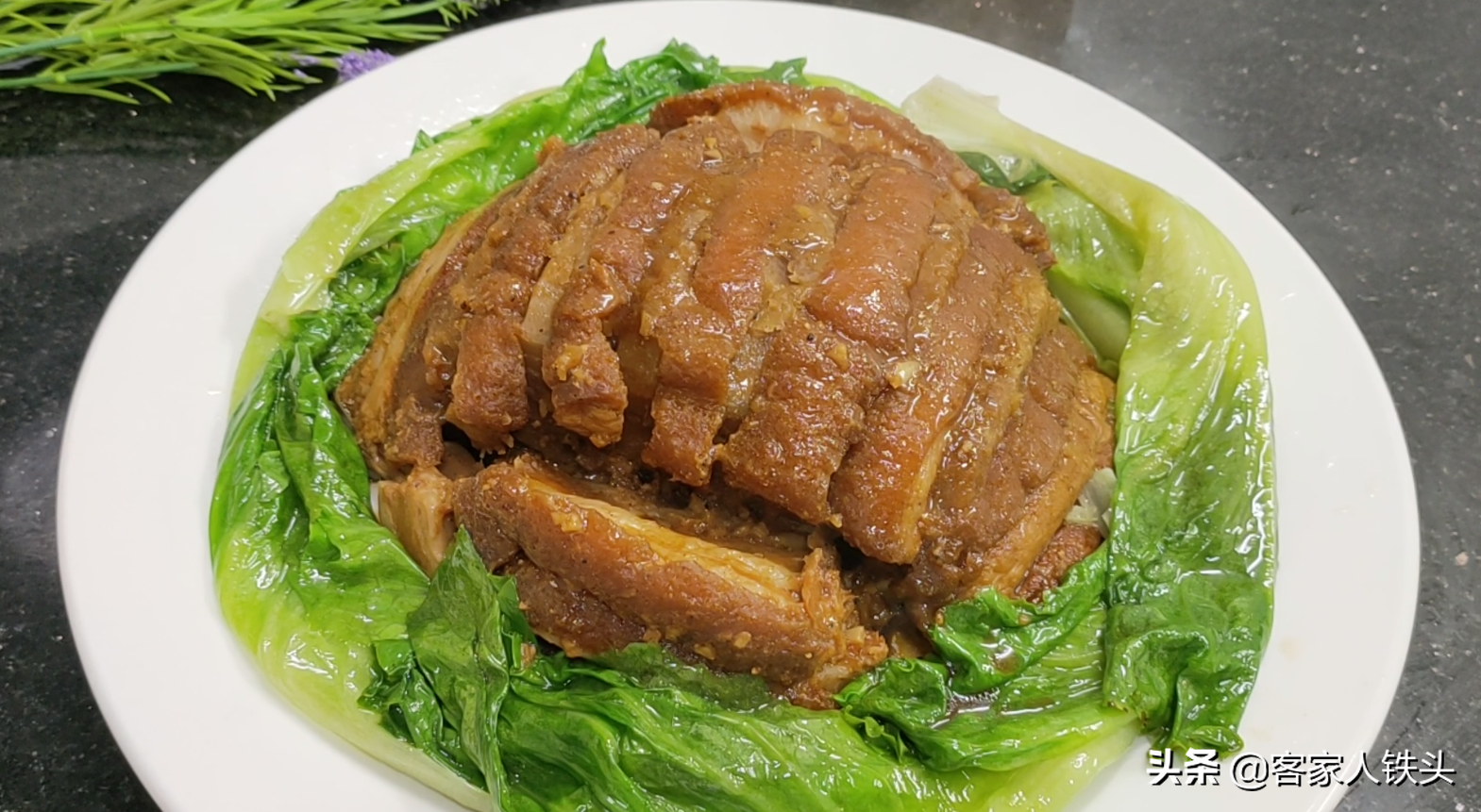 五花肉最好吃的做法，加1个香芋，客家人待客都爱做它，好吃过瘾