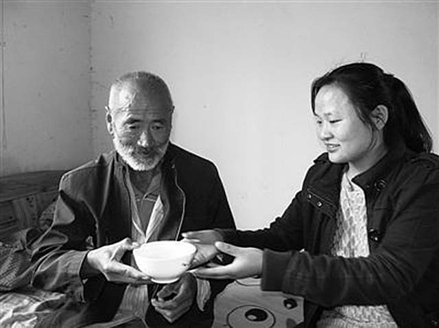 安徽光棍兄弟收养弃婴，给拖拉机装土赚奶粉钱，34年后女婴成教师