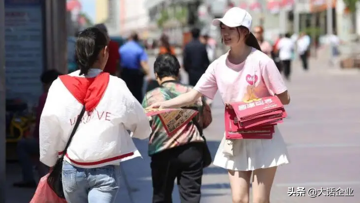 为何街上发传单的人，明明没人监督，仍兢兢业业发完手中的传单？