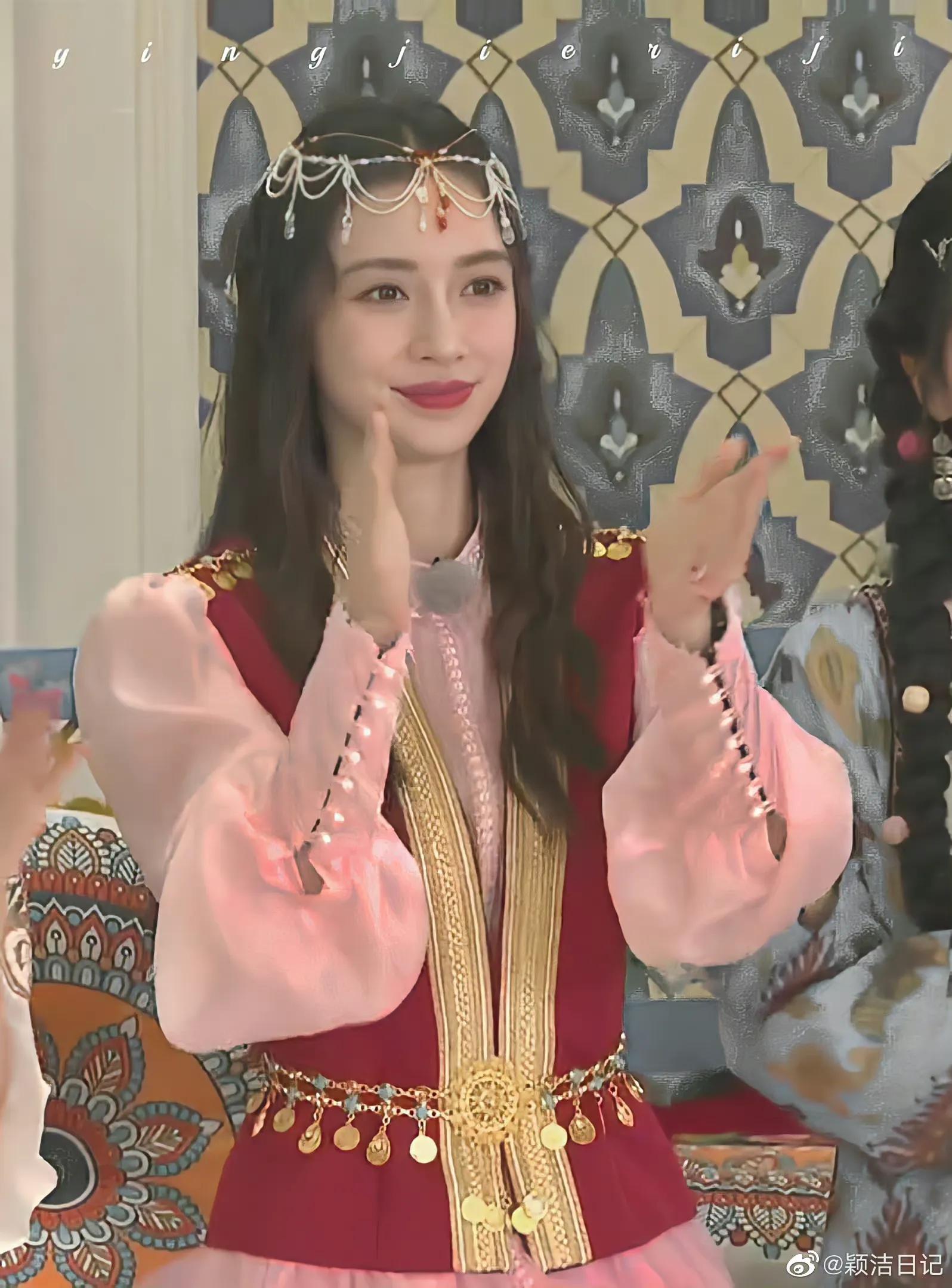 综艺《奔跑吧》直播截图中的baby小姐姐和新疆路透哦