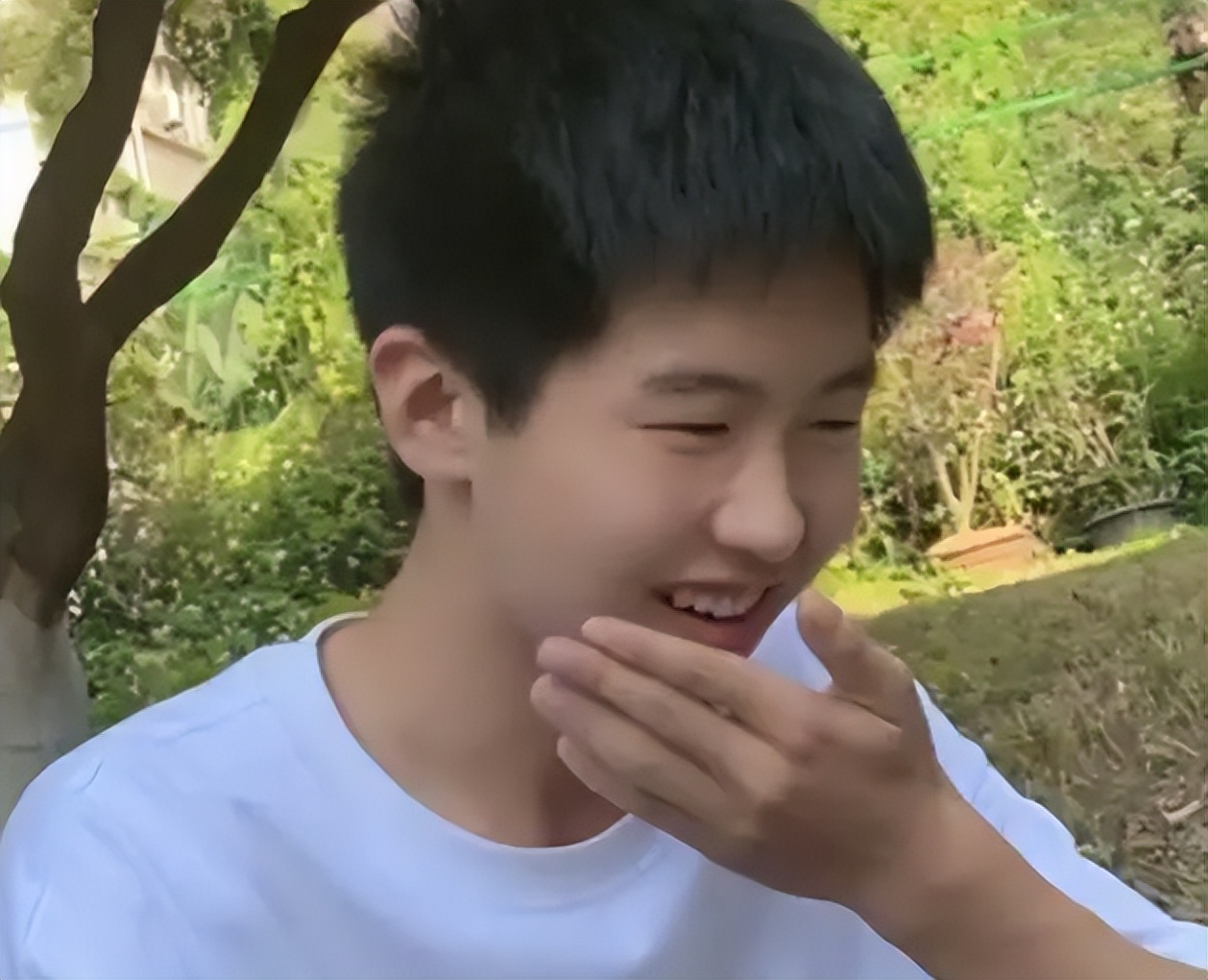 姐姐酒后因太感性而落泪，孙卓暖心拥抱姐姐，手部细节让人感动