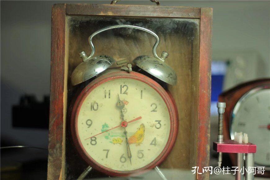 这只闹钟是1966年上海钟厂生产的，看见秒针走动，我心中甚是宽慰