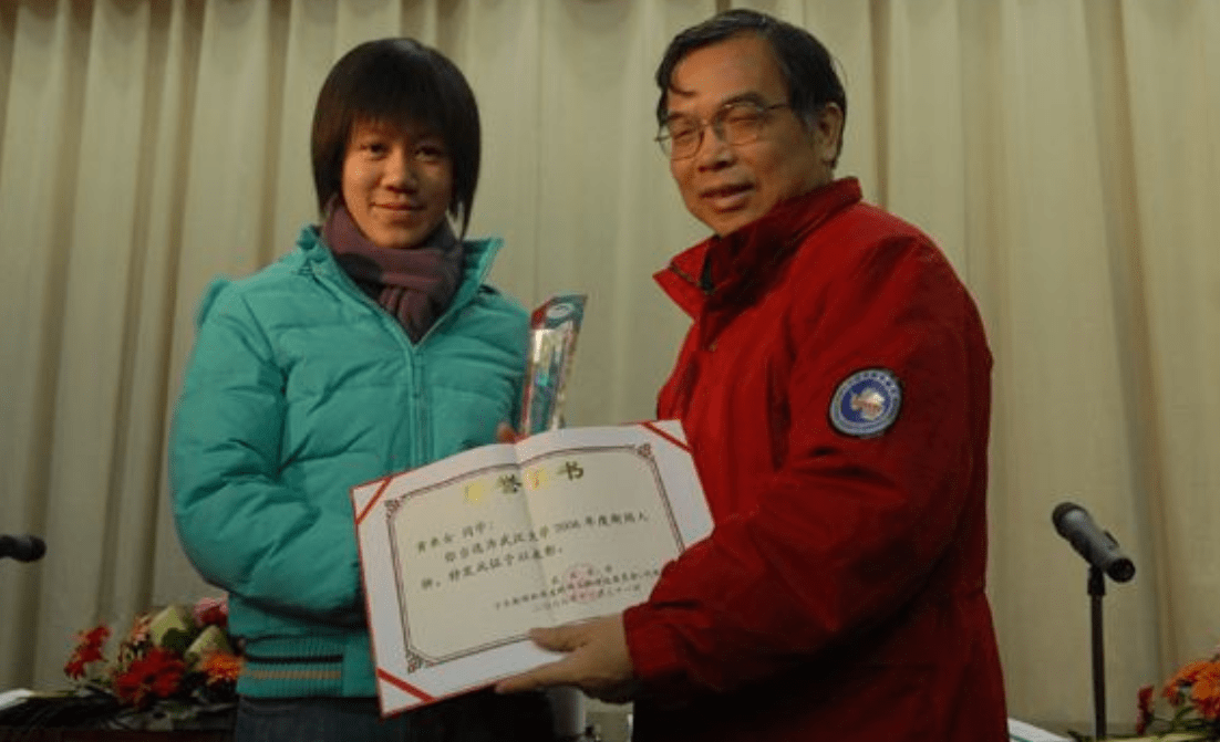 17年前，与瘫痪父亲相依为命、高考763分的广西女孩，后来如何？