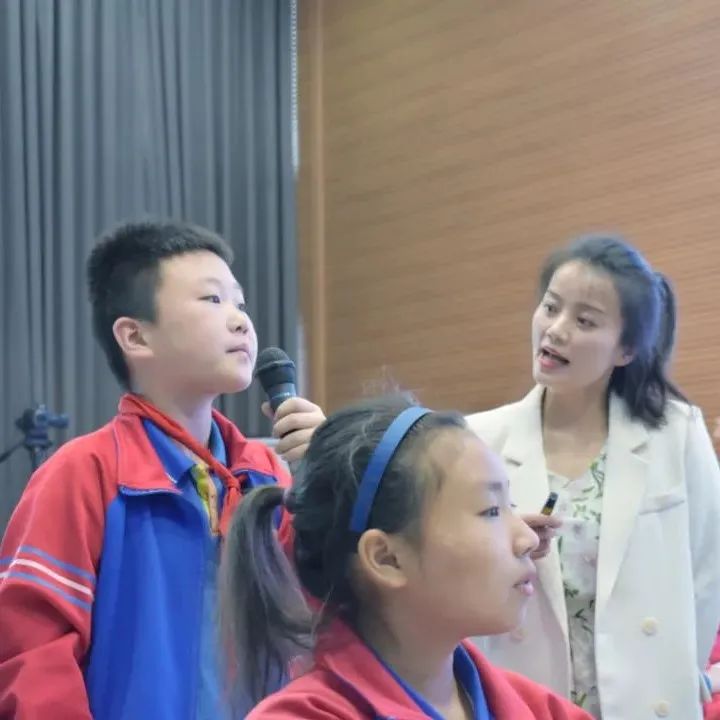 双流区名师周晓玲工作室学员们在导师周晓玲的带领下送教金桥小学