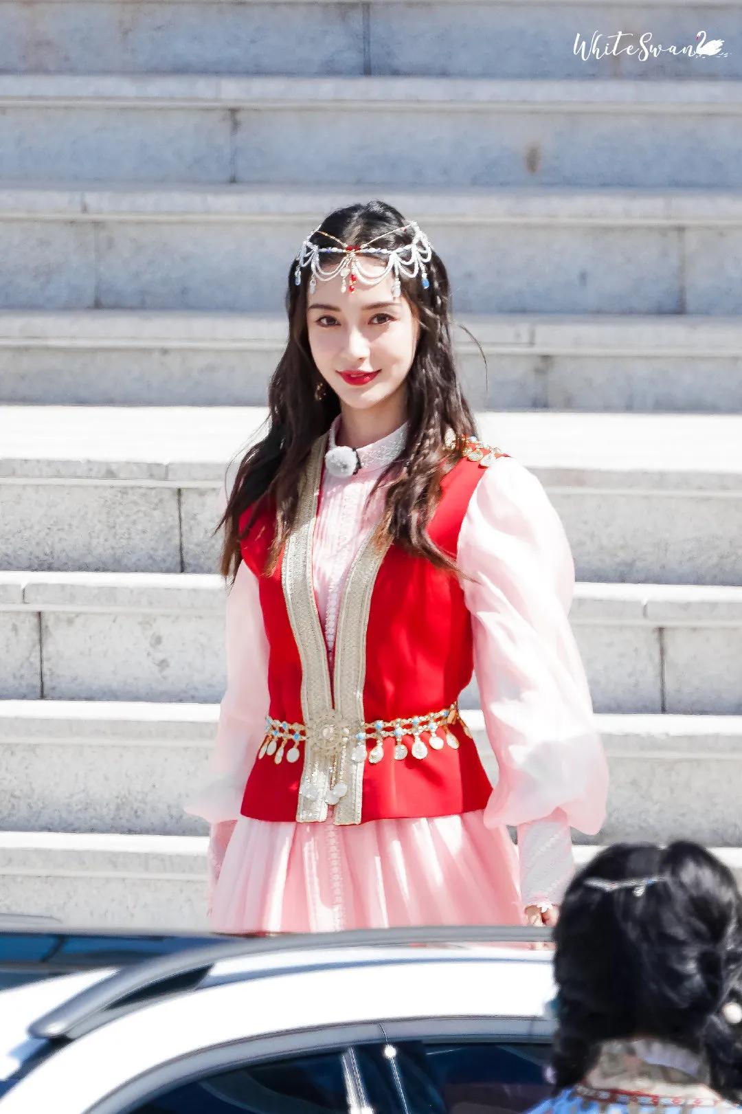 综艺《奔跑吧》直播截图中的baby小姐姐和新疆路透哦