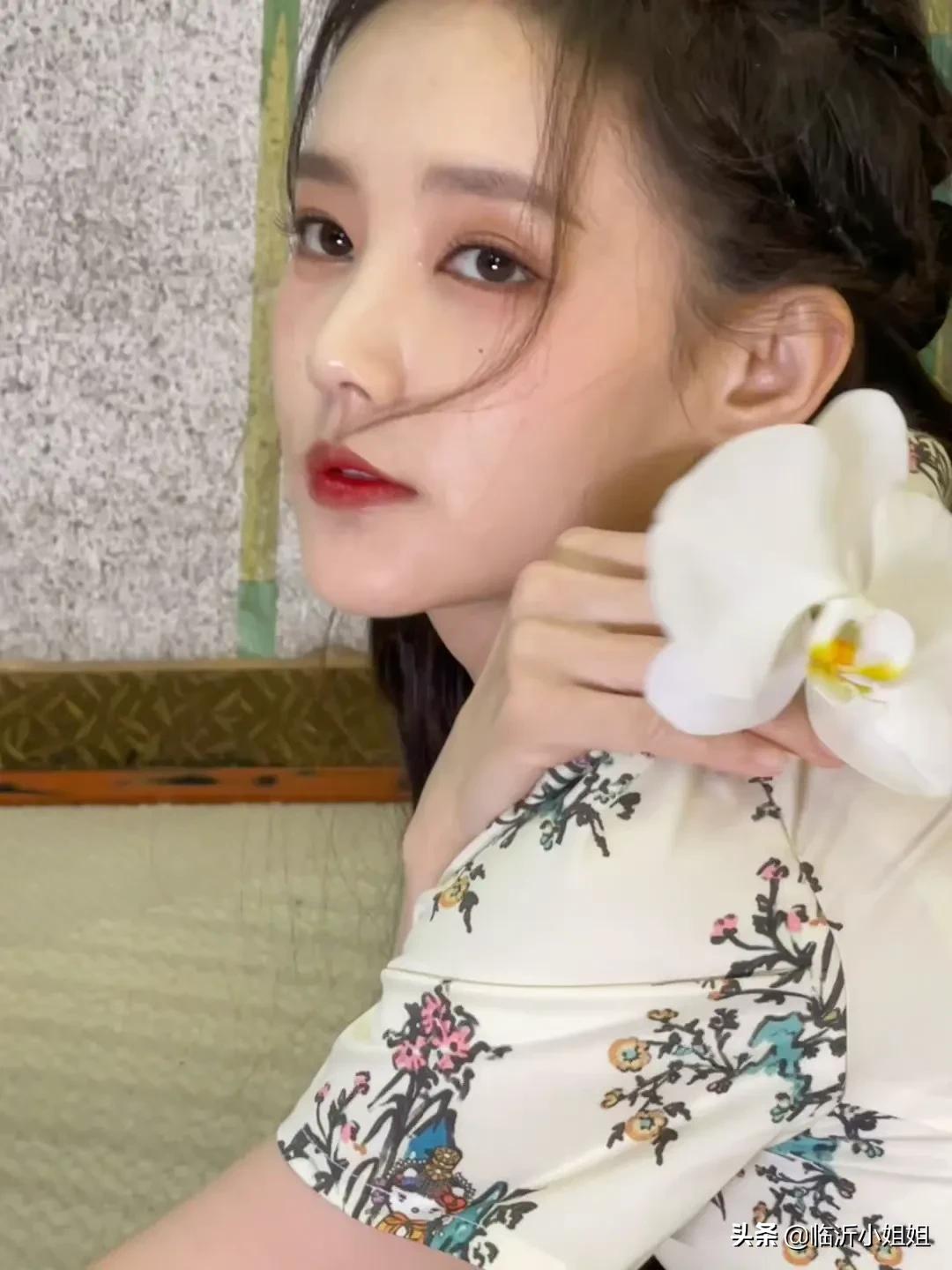 李一桐，出水芙蓉般的美貌少女，柔情似水的气息，美爆啦