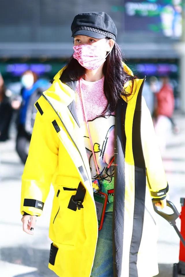蔡少芬带三娃出行好操心，2岁儿子坐婴儿车超酷，俩女儿乖巧懂事