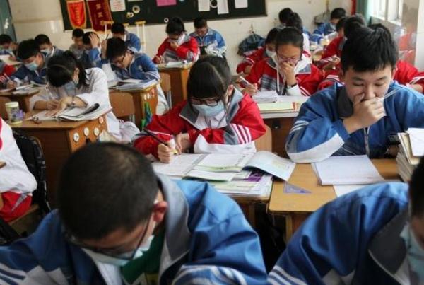 老师拖堂，女生因内急说一句“快走”遭体罚，涉事老师已被开除