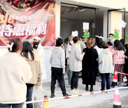 雪梨公司被投诉后仍捞金！大办清仓似批发市场，现场人挤人排长队