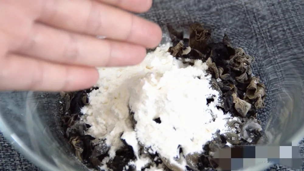 七岁孩子吃木耳进重症监护室(近日一位7岁的孩子因为吃了木耳而躺在重症室内,到底怎么)