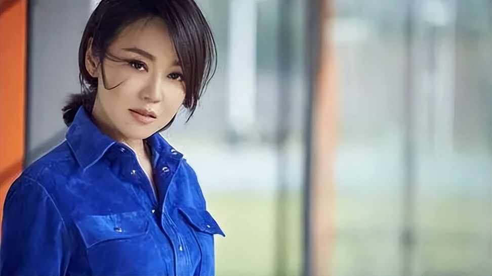 风情女神闫妮：颜值达巅峰，糊涂并快乐着的女人