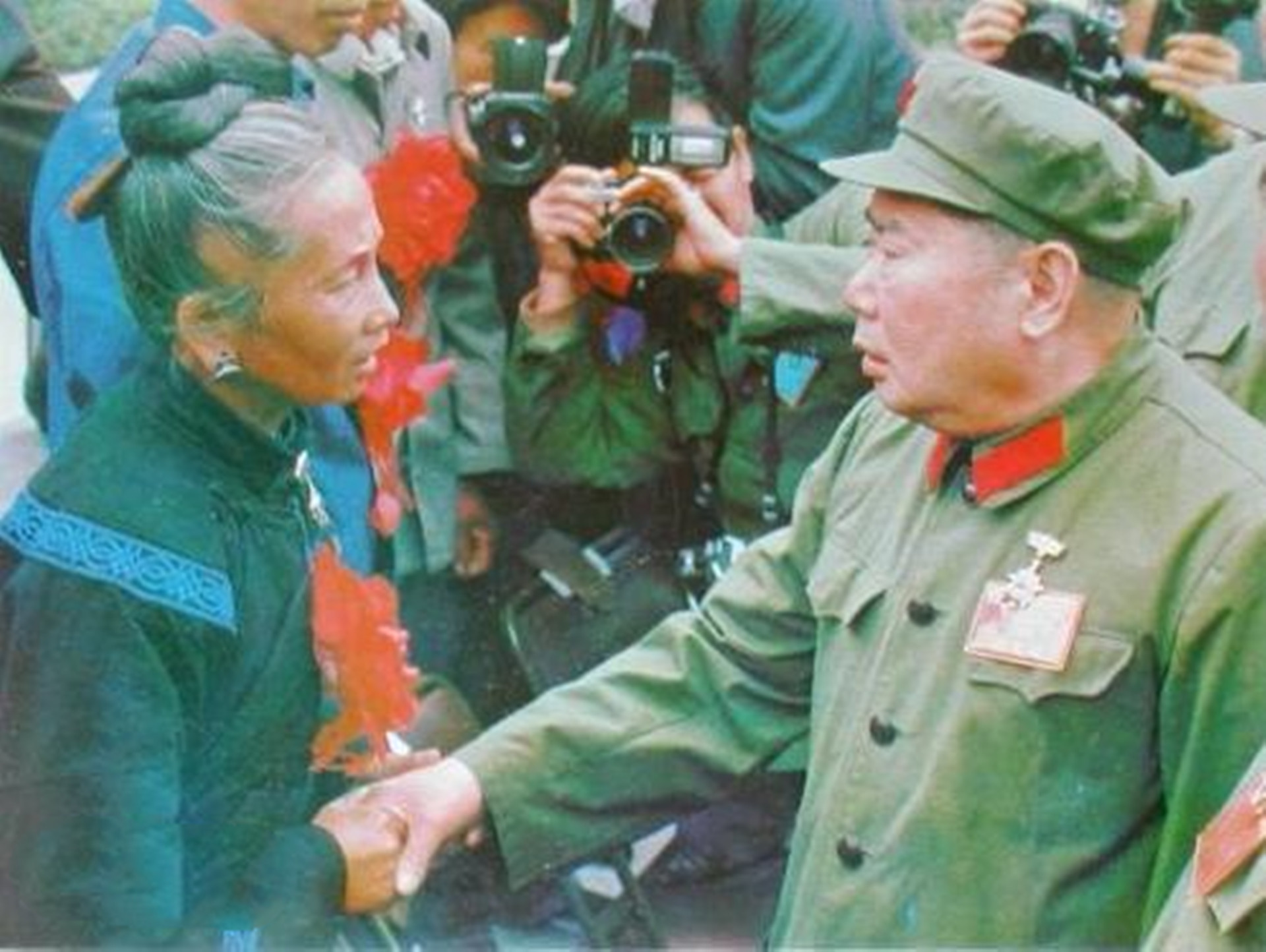 杨得志回乡忆旧事，南阳民众心潮涌。炮火硝烟犹在目，国泰民安感党恩。