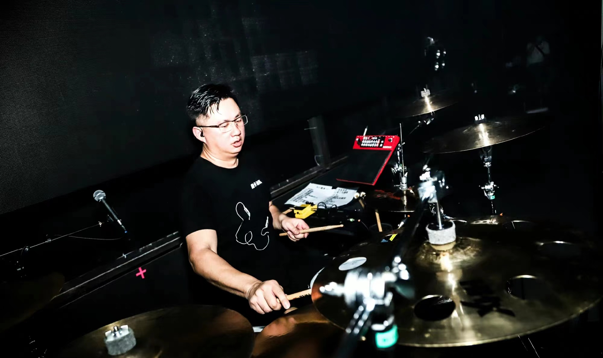 音乐节发生“人砸人”意外！乐迷被跳水者砸晕，伤情严重仍在ICU