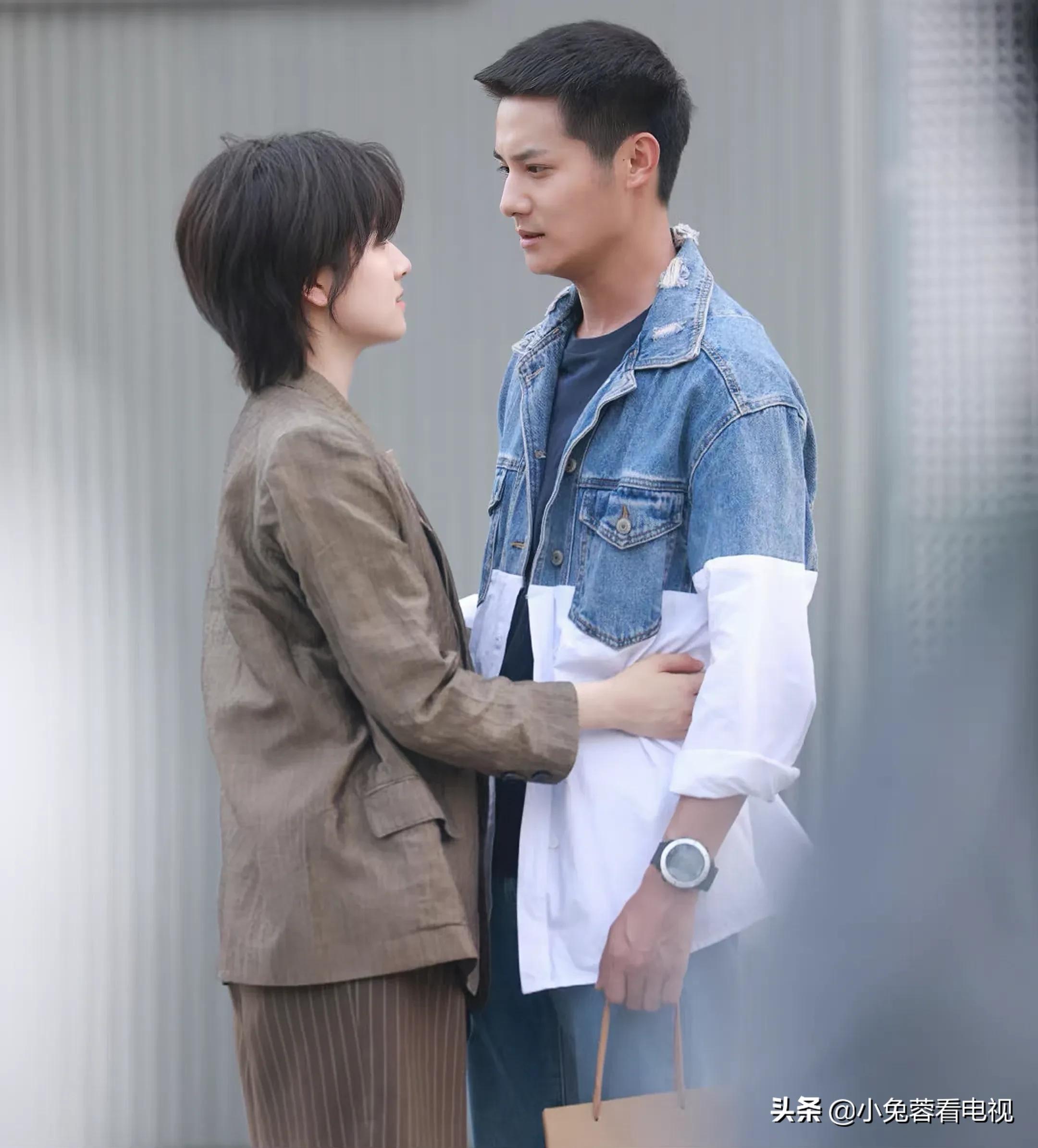 郑业成和李兰迪拥抱《硬核时代》路透照