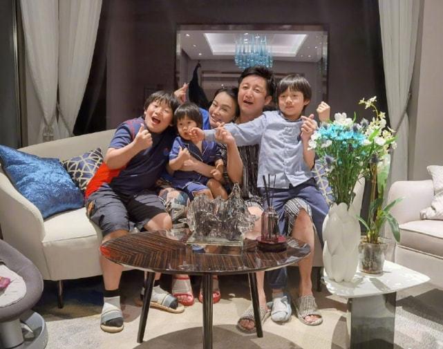 邹市明冉莹颖拍全家福写真，三个儿子暴风长大，轩轩体格赶超爸爸