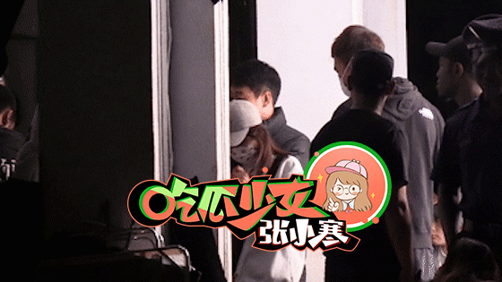 迪丽热巴剧组拍戏 口罩都遮不住逆天颜值