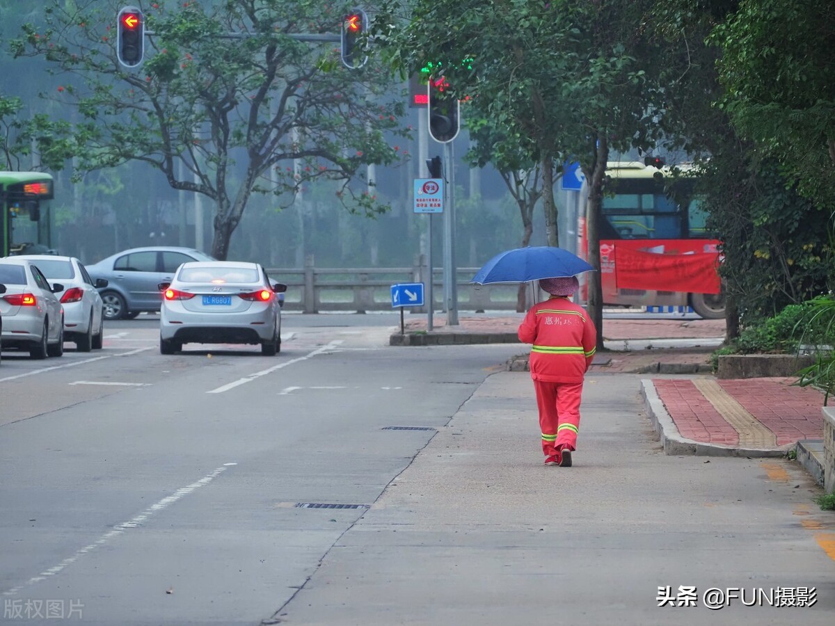 學這6個技巧，下雨天也能拍出具有故事感的攝影大片，含拍攝參數