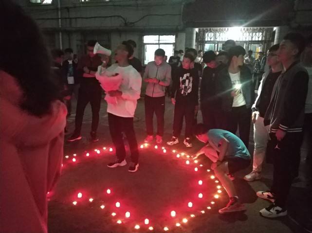 男大学生在教室当众表白，没经过女生同意就“强吻”，旁观者怒了