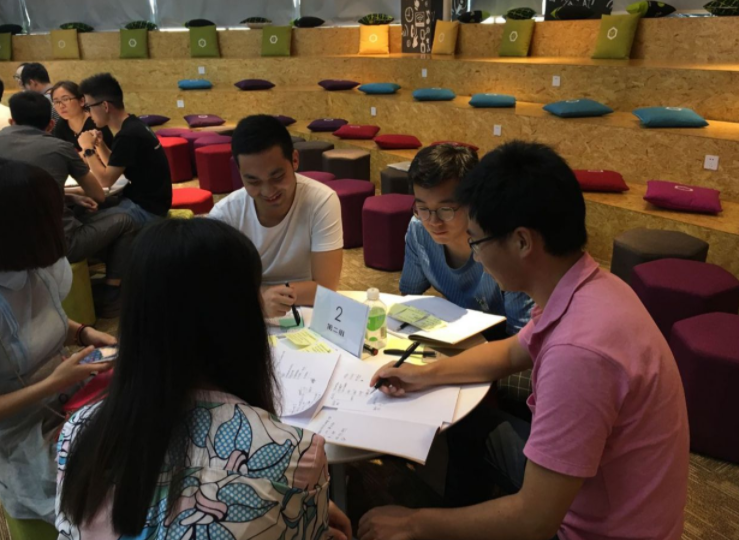 女大学生创业失败住桥洞，寒风中不忘学习，但小细节“出卖”了她